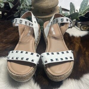 NWOT Cushionaire White Studded Espadrille Sandals